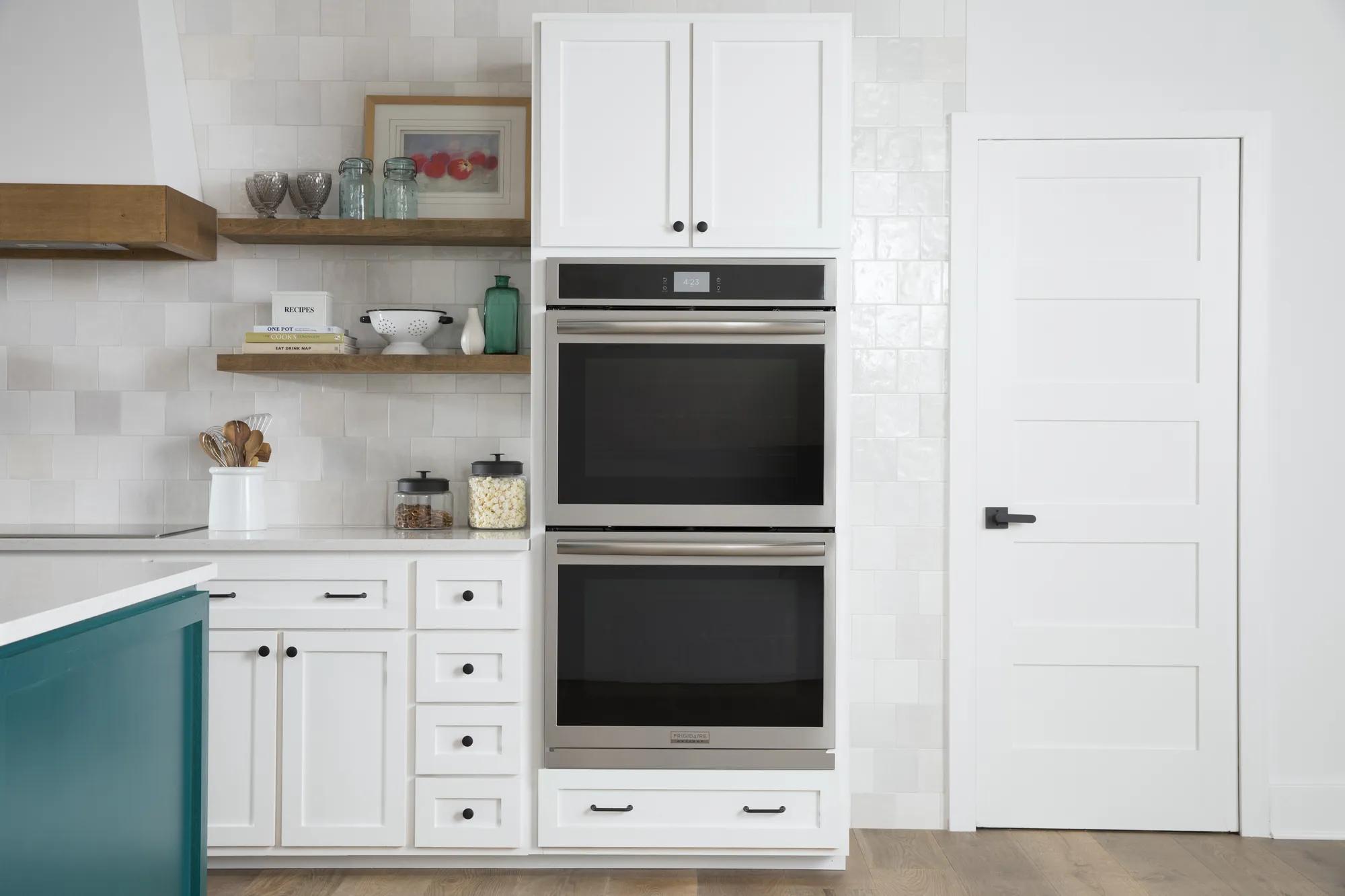 Conçue pour combler l’espace inesthétique sous le four mural de 27 po