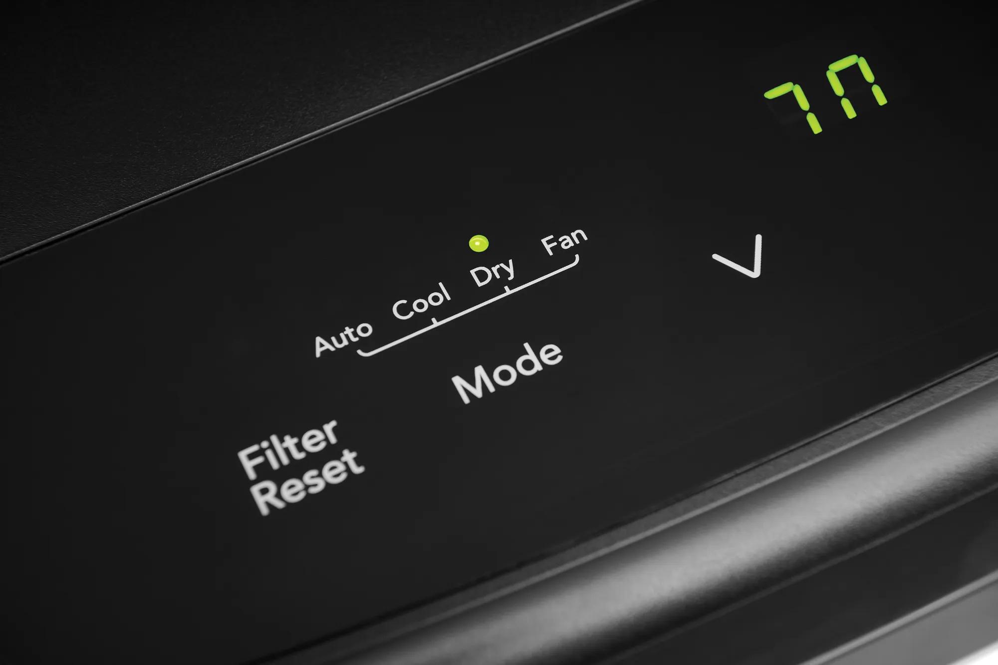 Climatiseur individuel portable avec mode de déshumidification de 8 000 BTU (ASHRAE) / 5 500 BTU (DOE) Blanc-FHPC082AC1